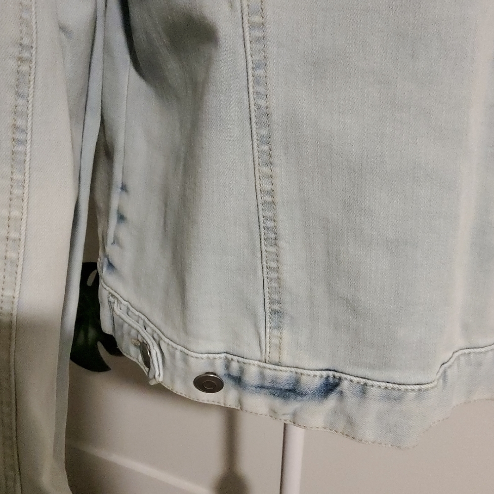 Time and Tru Light Wash Denim Jacket - Picture 5 of 8